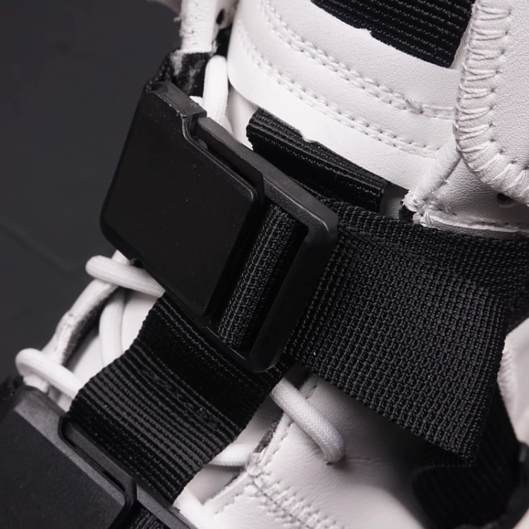 サイバーエーテルスニーカー