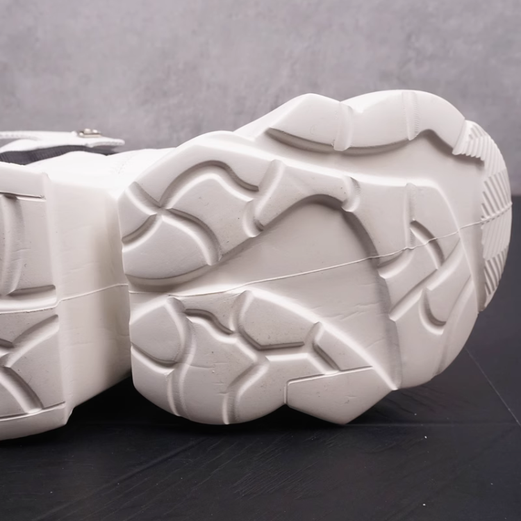 サイバーエーテルスニーカー