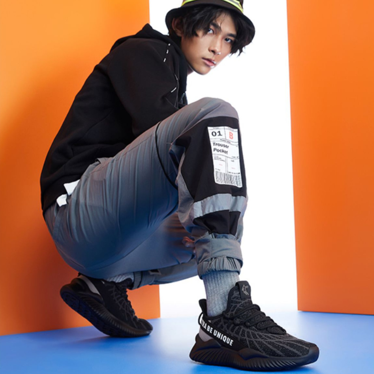 クリムゾン・ネオシティスニーカー