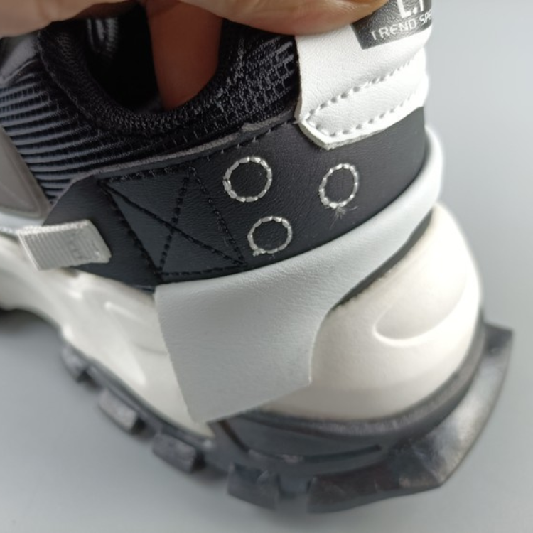 メッシュスポーツシューズ
